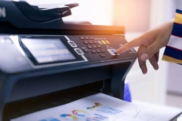 Impresora a tinta y láser comparadas en escritorio moderno