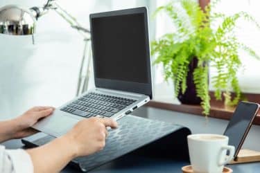 Notebook con ventiladores externos mejorando su refrigeración