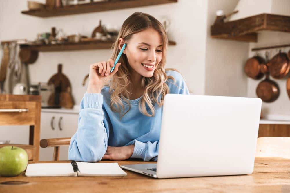 Notebooks HP y ASUS lado a lado listas para comparar