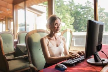 All in One y notebook comparadas en escritorio moderno