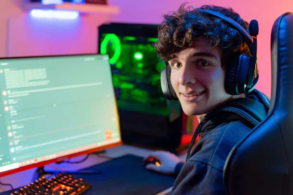 PC gamer y notebook gamer comparados en estación de juego