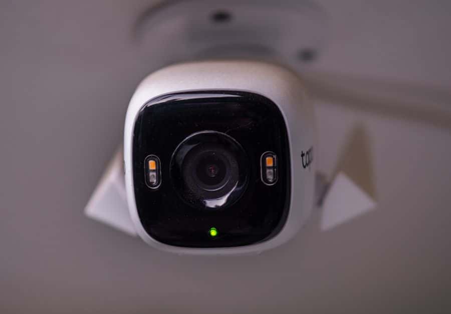 Cámara de seguridad EZVIZ instalada en interior