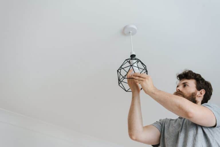 Instalación de lámpara de techo segura