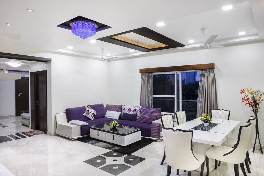 Sala de estar moderna con sofá púrpura
