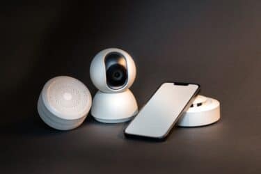 Smartphone con dispositivos domóticos para seguridad hogar