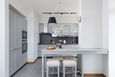 Vino y copas en cocina moderna