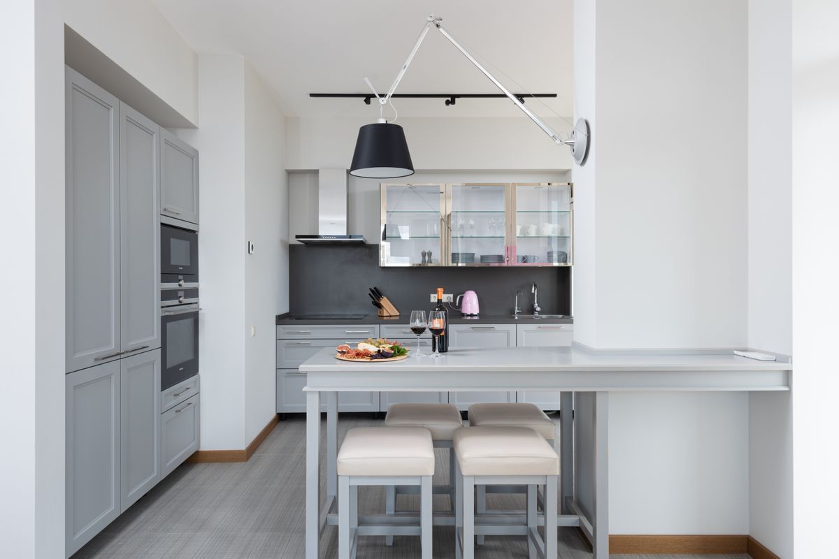 Vino y copas en cocina moderna
