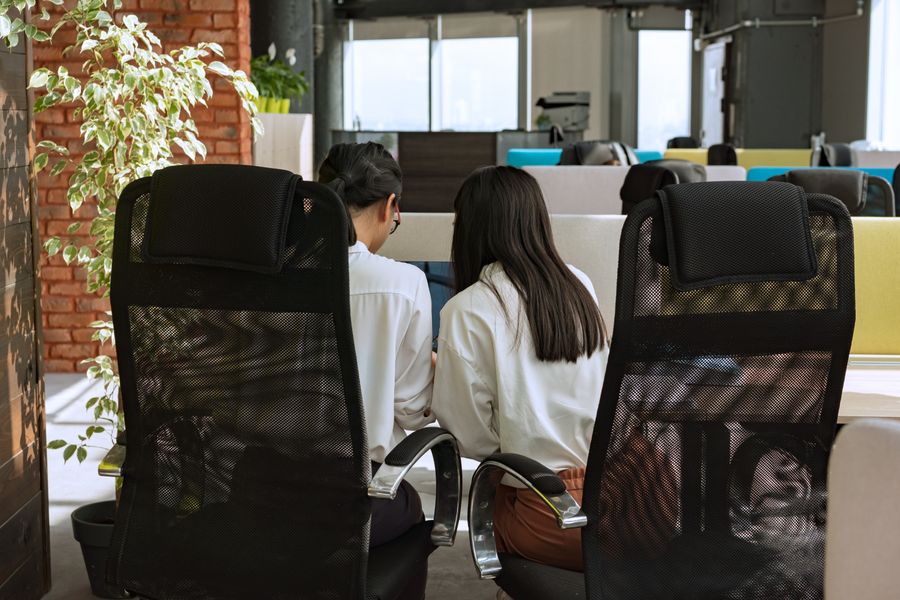Colaboración laboral en oficina moderna