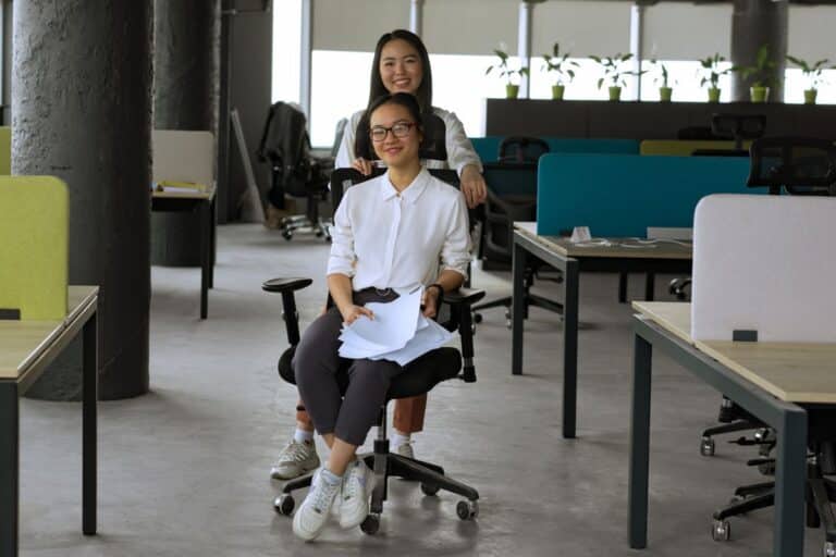 Colaboración profesional en oficina moderna