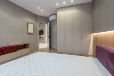 Colchón de memory foam en dormitorio moderno