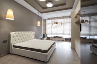 Colchón pillow top en dormitorio moderno