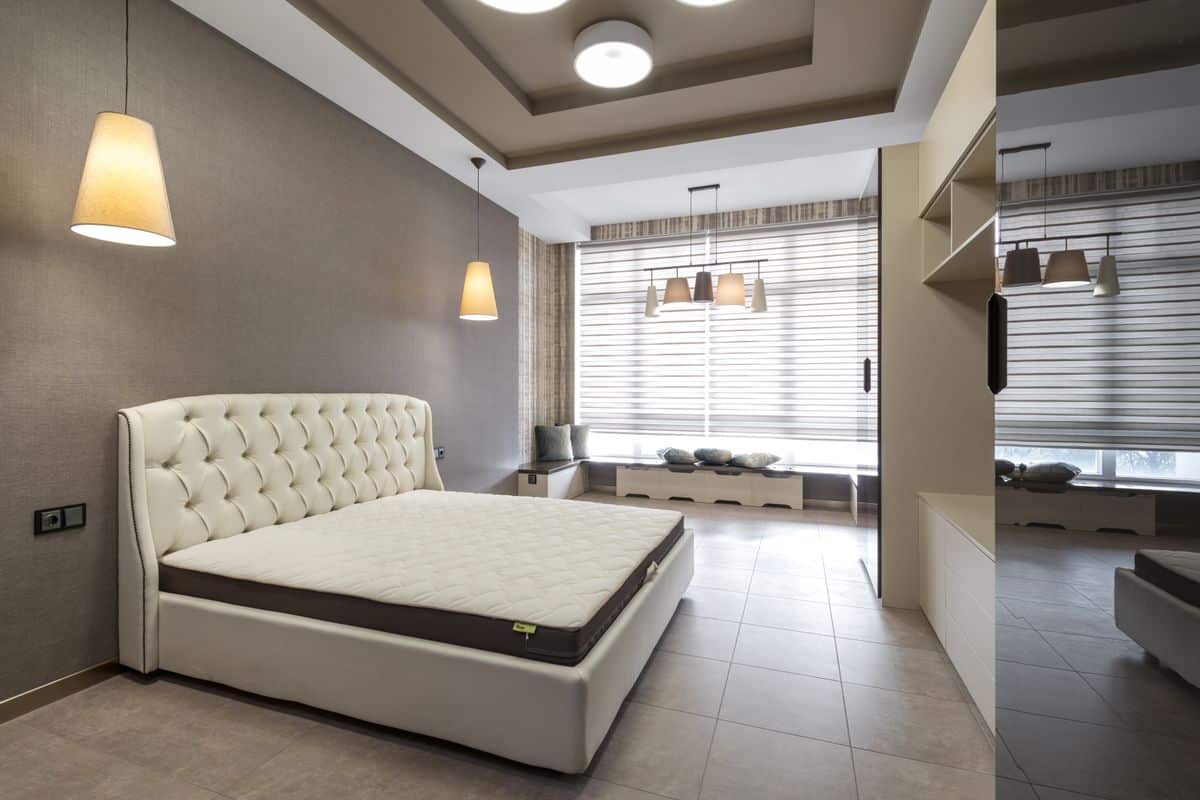Colchón pillow top en dormitorio moderno