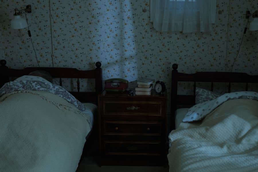 Dormir en pareja en dormitorio vintage