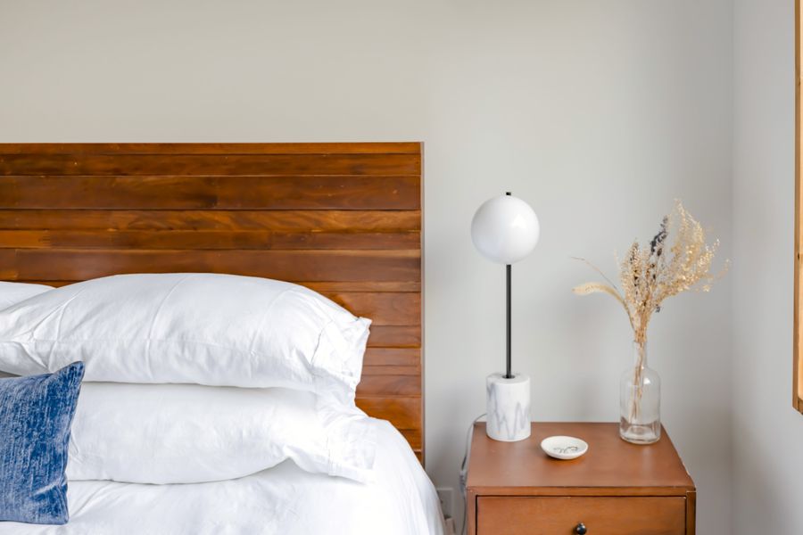 Dormitorio elegante con cabecero de madera