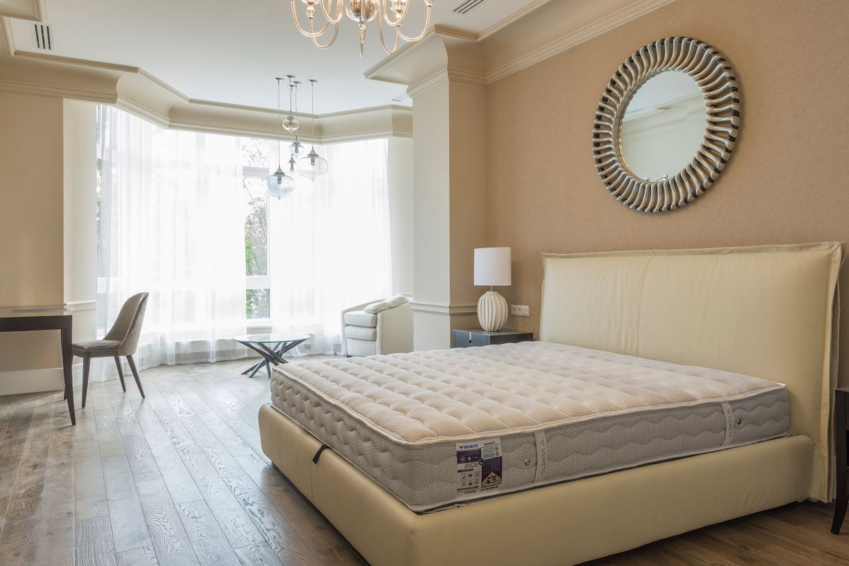 Dormitorio moderno con colchón y sommier