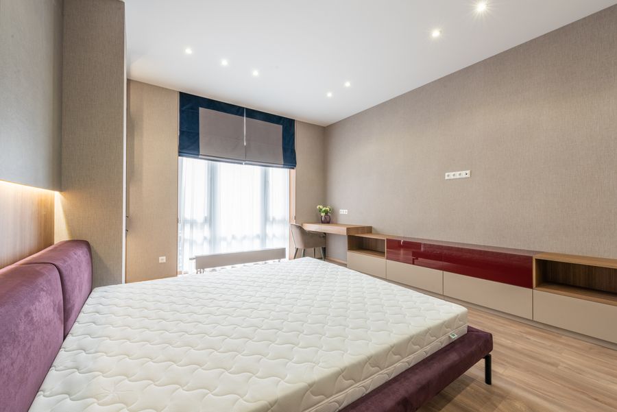 Dormitorio moderno con materiales naturales