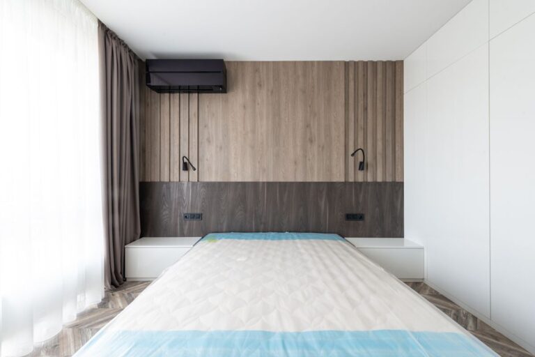 Dormitorio moderno minimalista con somier y colchón