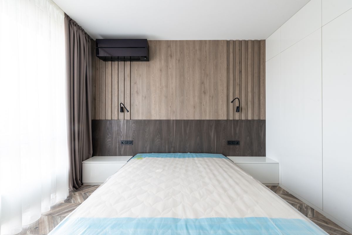 Dormitorio moderno minimalista con somier y colchón