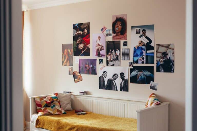 Dormitorio moderno con posters artísticos