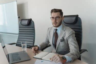 Ejecutivo trabajando en oficina con silla ergonómica alta