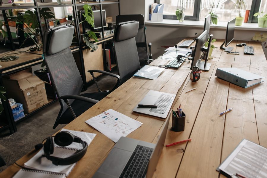 Escritorios ergonómicos para oficina moderna