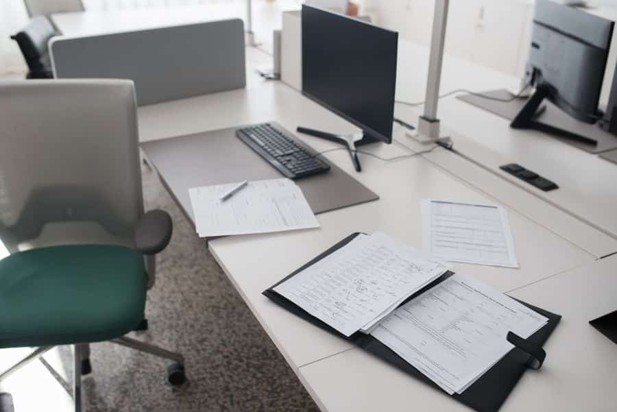 Espacio de trabajo organizado para evaluación de compra