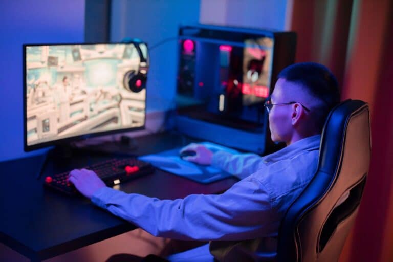 Jugador con silla gamer moderna