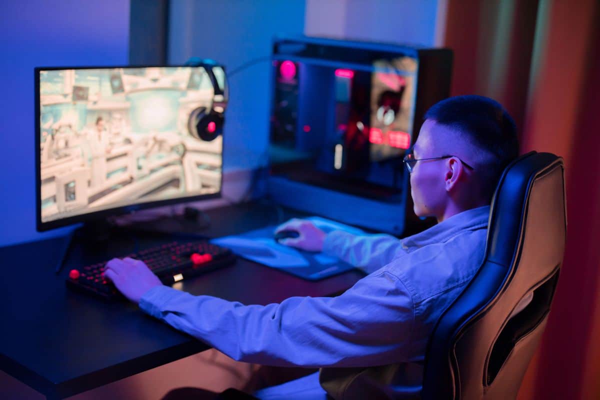 Jugador con silla gamer moderna