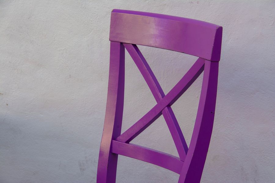 Silla de madera morada ergonómica