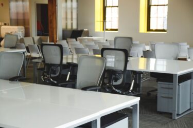 Sillas de oficina ergonómicas en espacio abierto