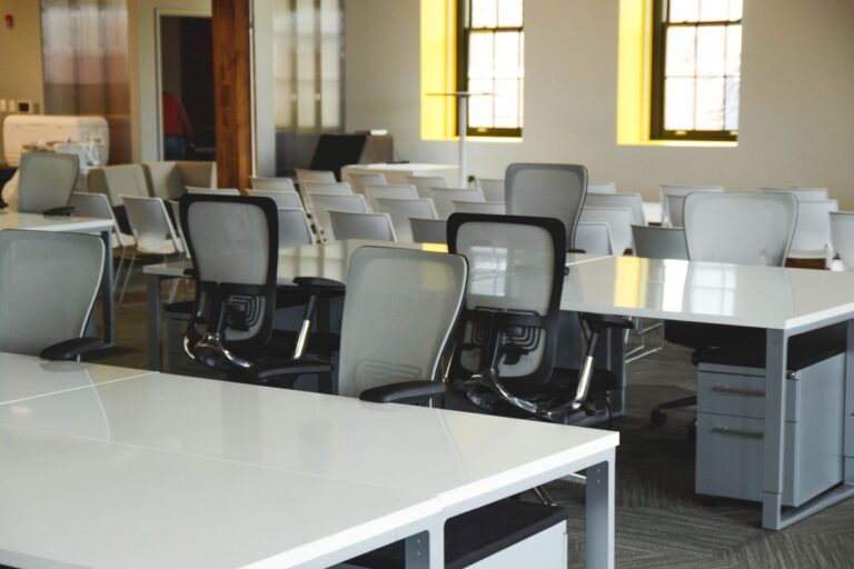 Sillas de oficina ergonómicas en espacio abierto