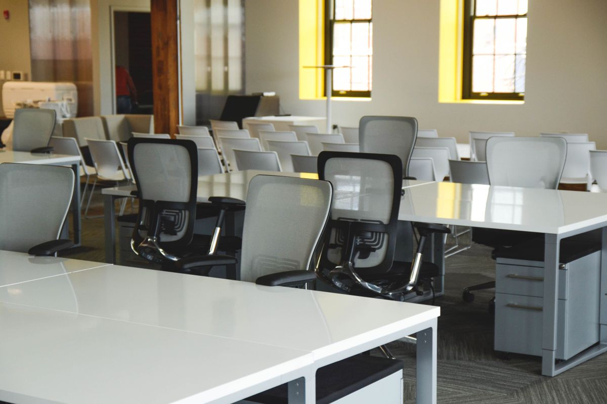 Sillas de oficina ergonómicas en espacio abierto