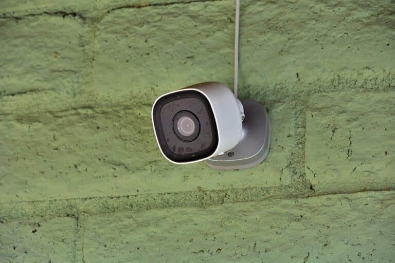 Cámara wifi vs cableada montada en la pared exterior de una casa