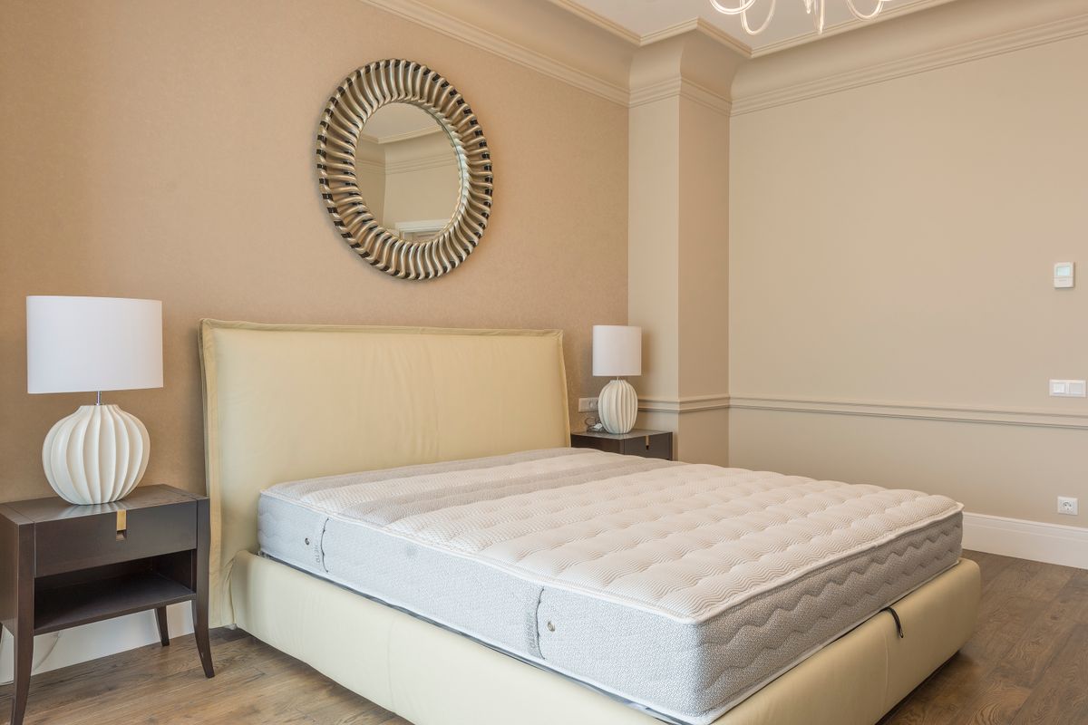 Cama moderna con colchón de resortes y espuma